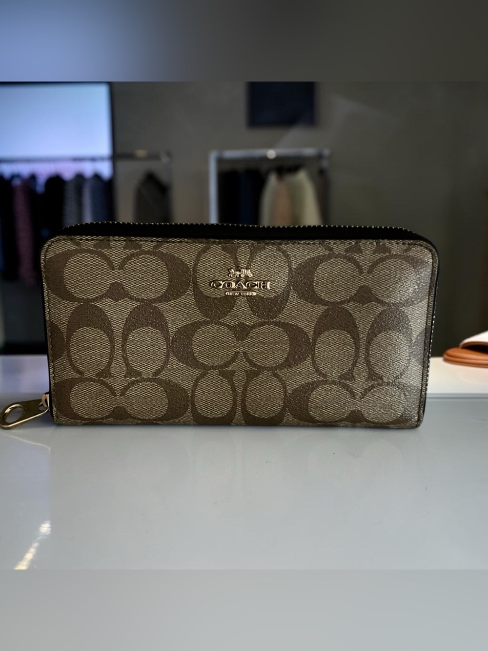 SPOTLESS & IN EXCELLENT CONDITION!COACH SIGNATURE  ZIP AROUND WALLET CLUTCH